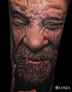 tatuaje-brazo-anciano-tuerto-logia-barcelona-diego 